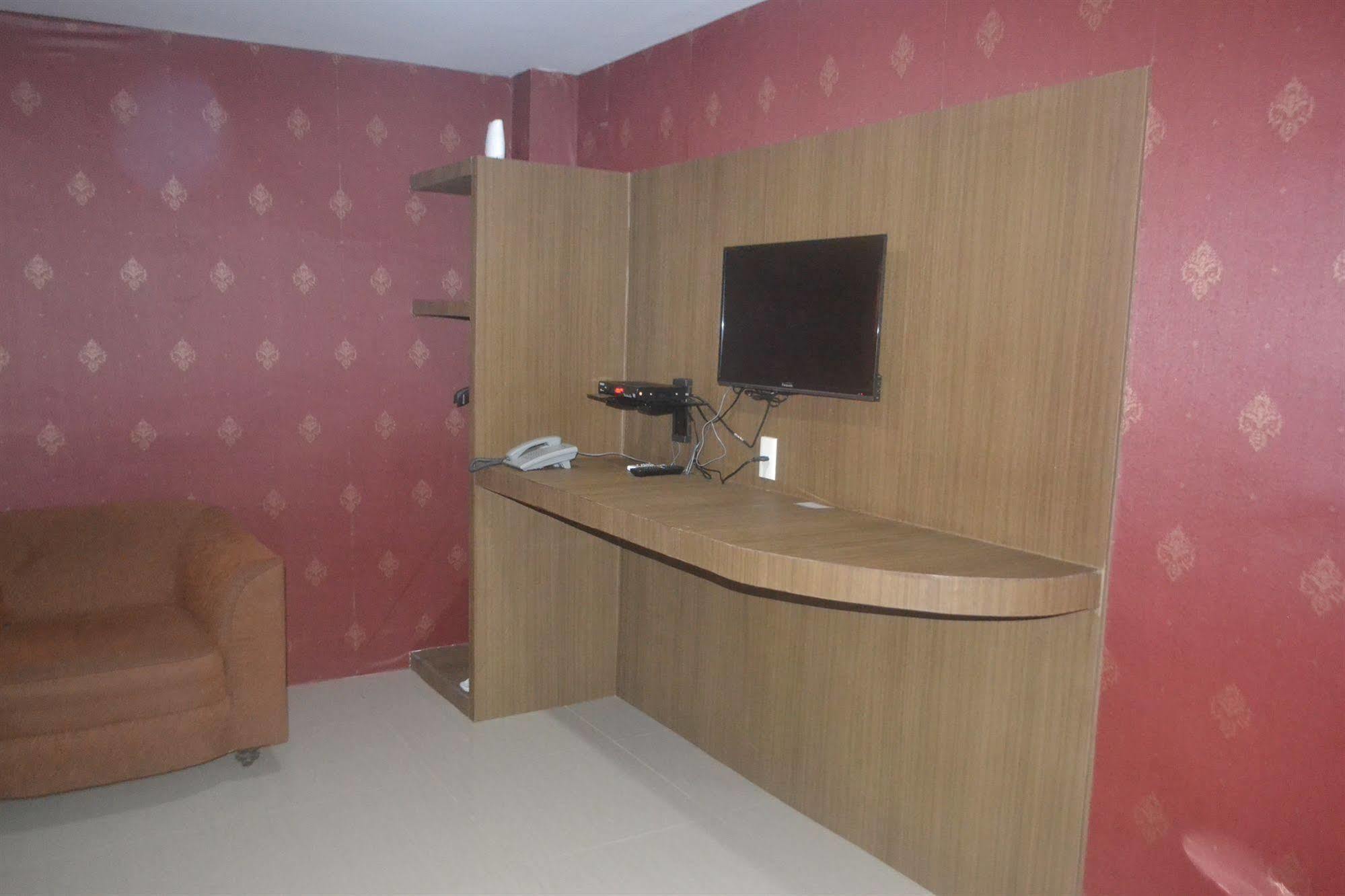 Oyo 2574 Z Suites Hotel Medan Exterior photo