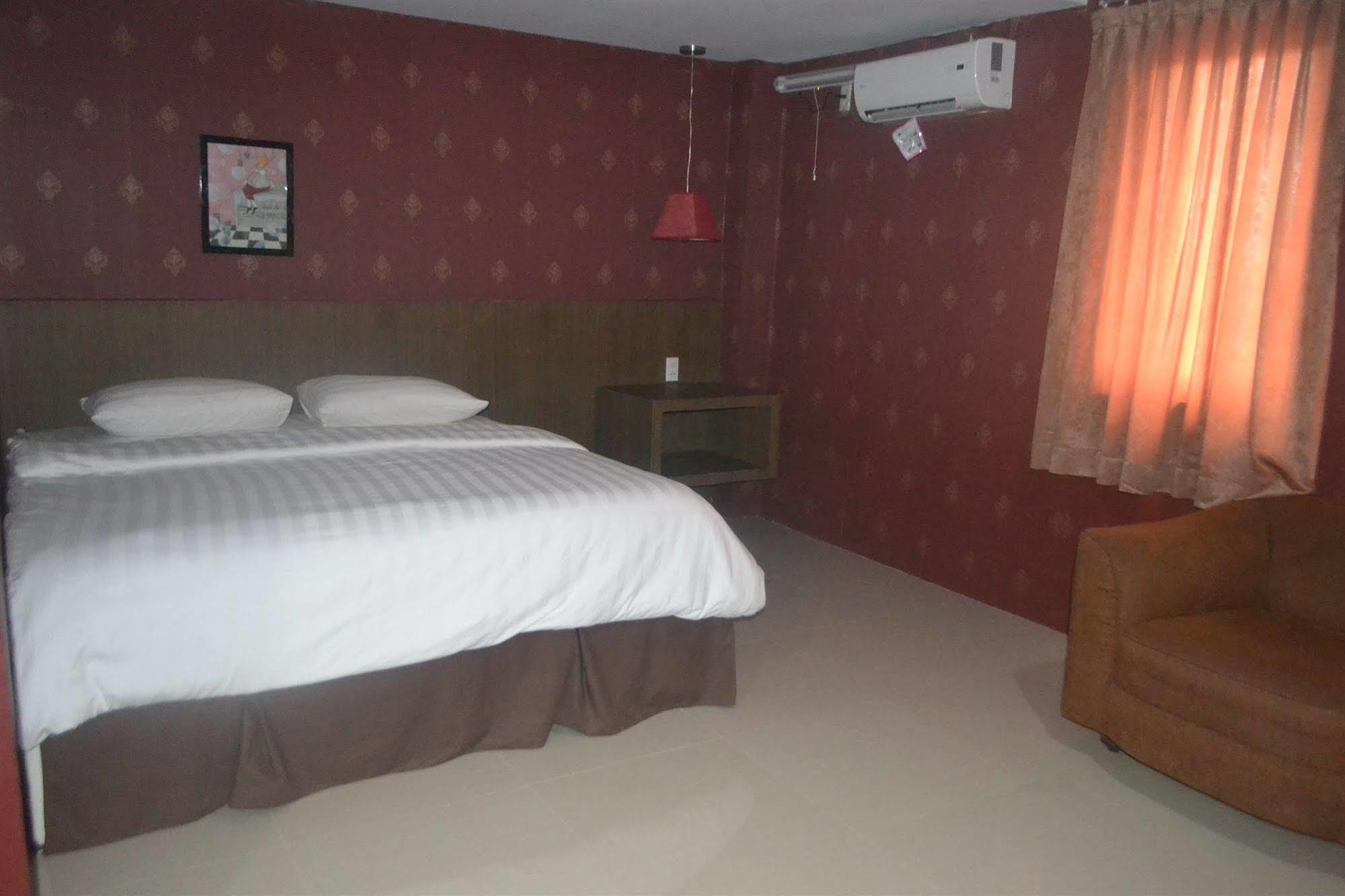 Oyo 2574 Z Suites Hotel Medan Exterior photo